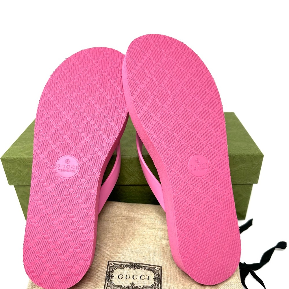 GUCCI Pascar Flip Flops in Chevron Rubber Pink - Picture 3 of 9